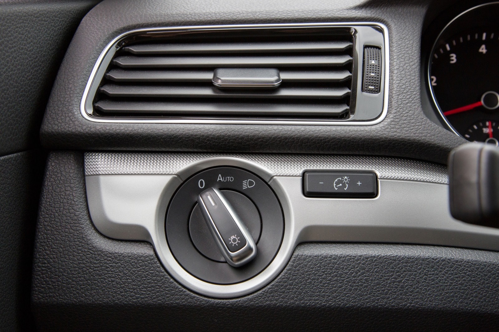 2017 Volkswagen Passat front safety DETAIL