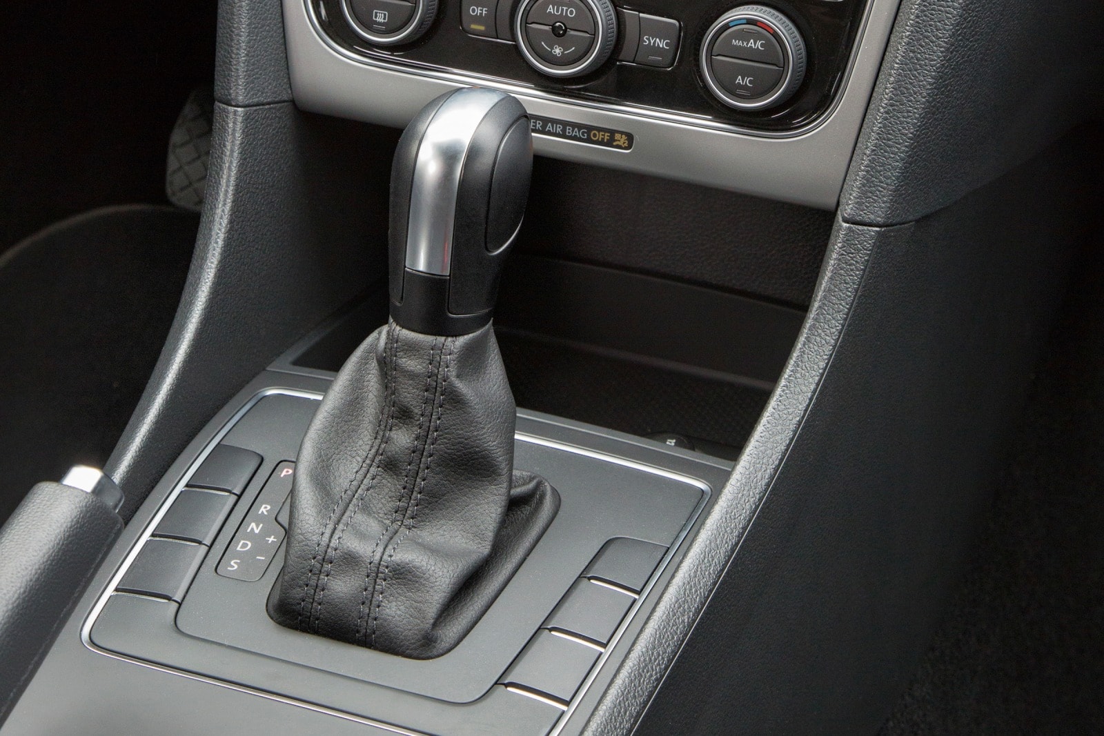 2017 Volkswagen Passat interior SHF