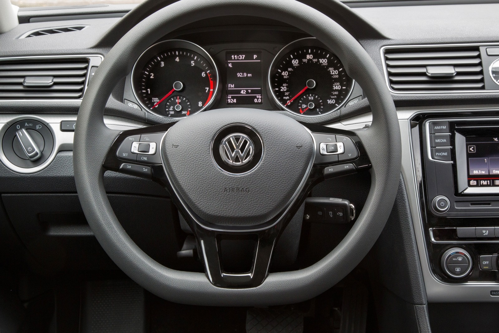 2017 Volkswagen Passat interior SWD