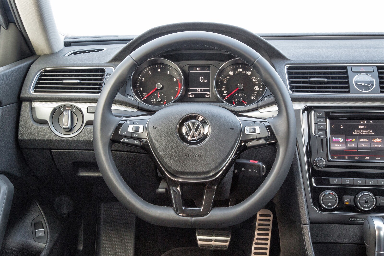 2018 Volkswagen Passat interior SWD