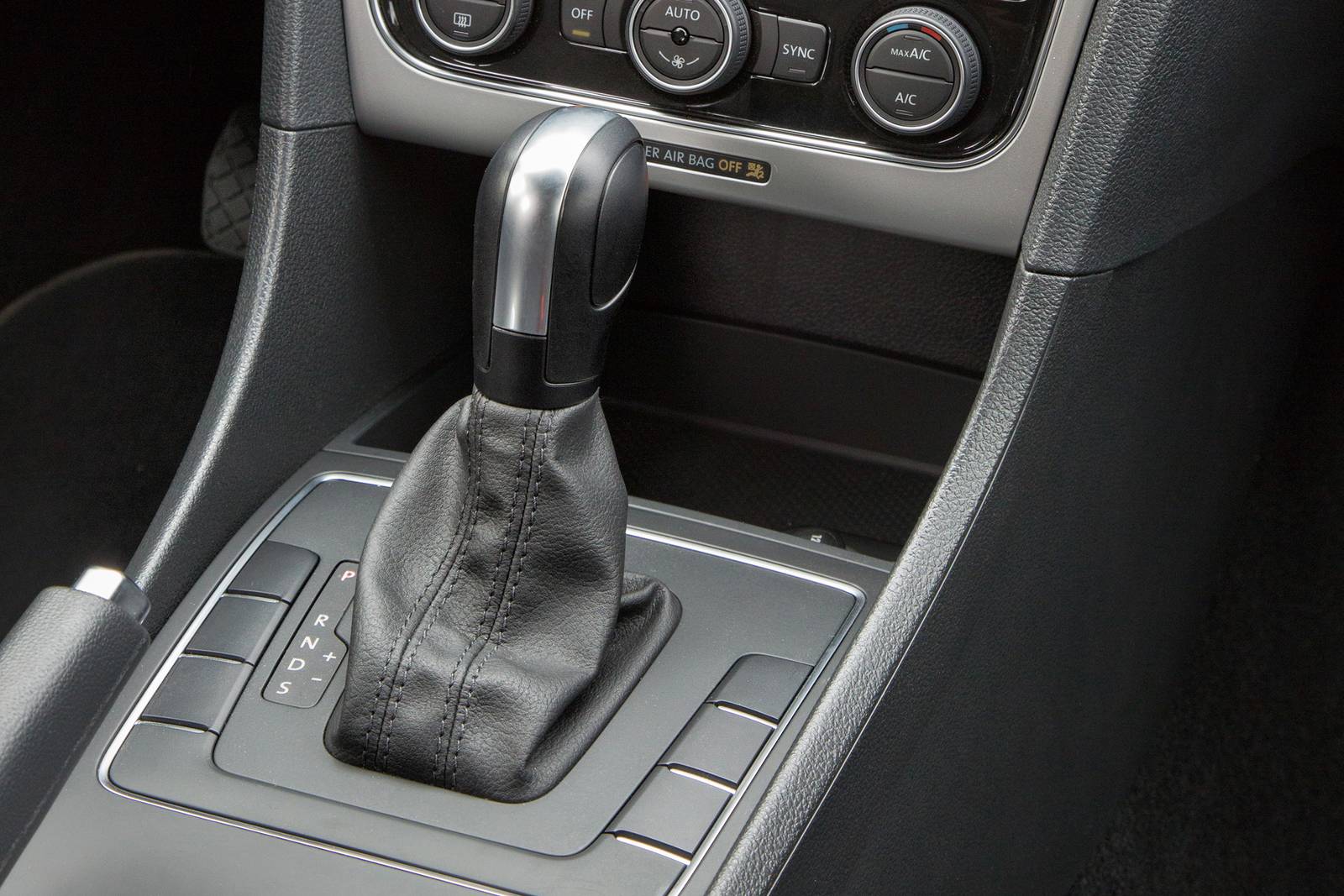 2018 Volkswagen Passat interior SHF