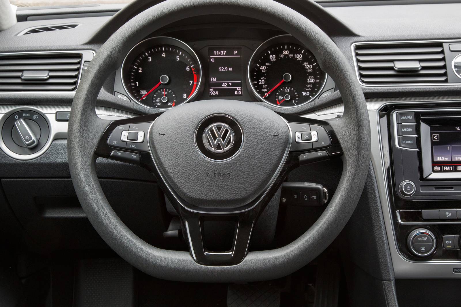 2018 Volkswagen Passat interior SWD