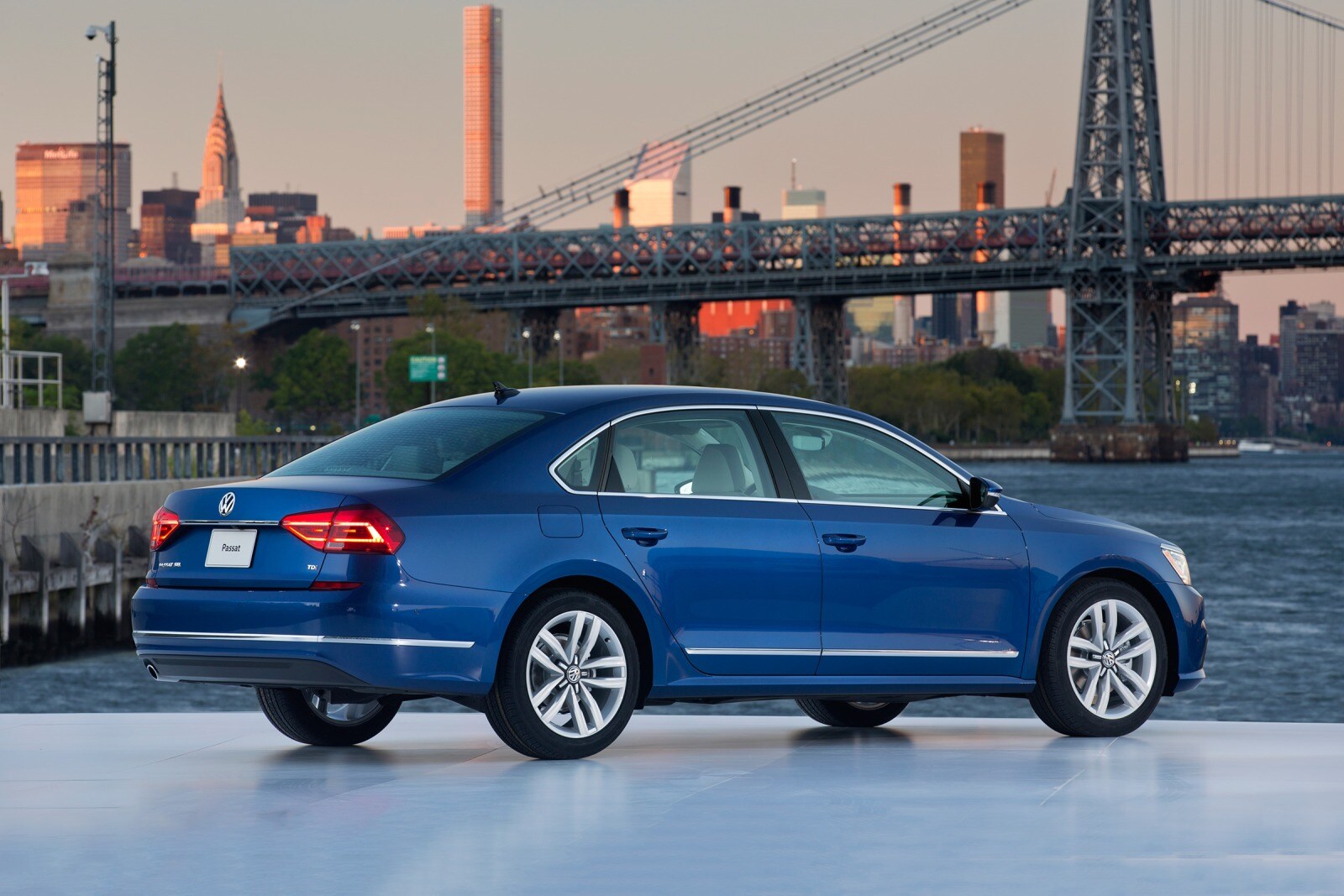 2018 Volkswagen Passat exterior FQ