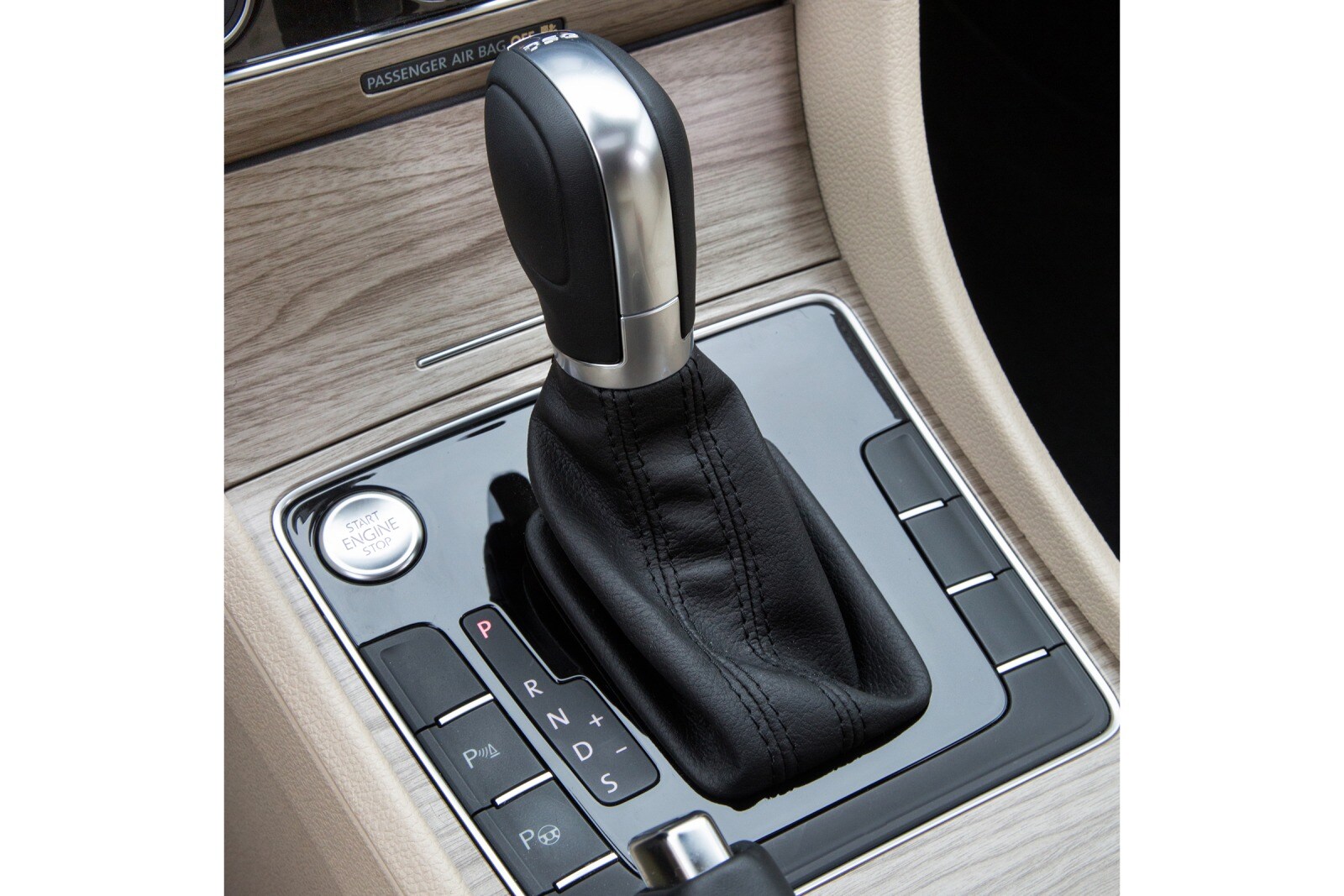 2018 Volkswagen Passat interior SHF