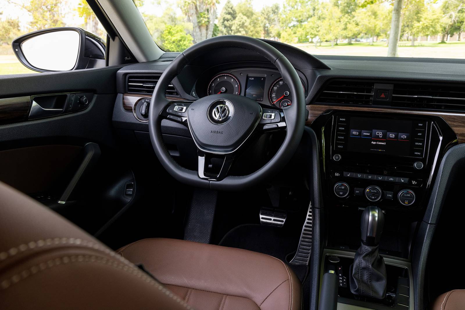 2022 Volkswagen Passat interior SWD