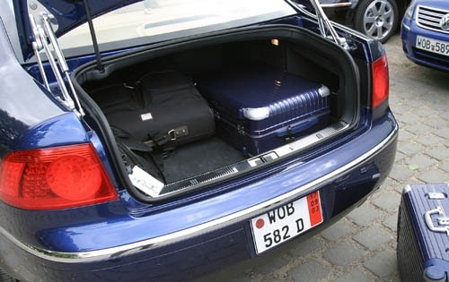 2004 Volkswagen Phaeton interior CARGO