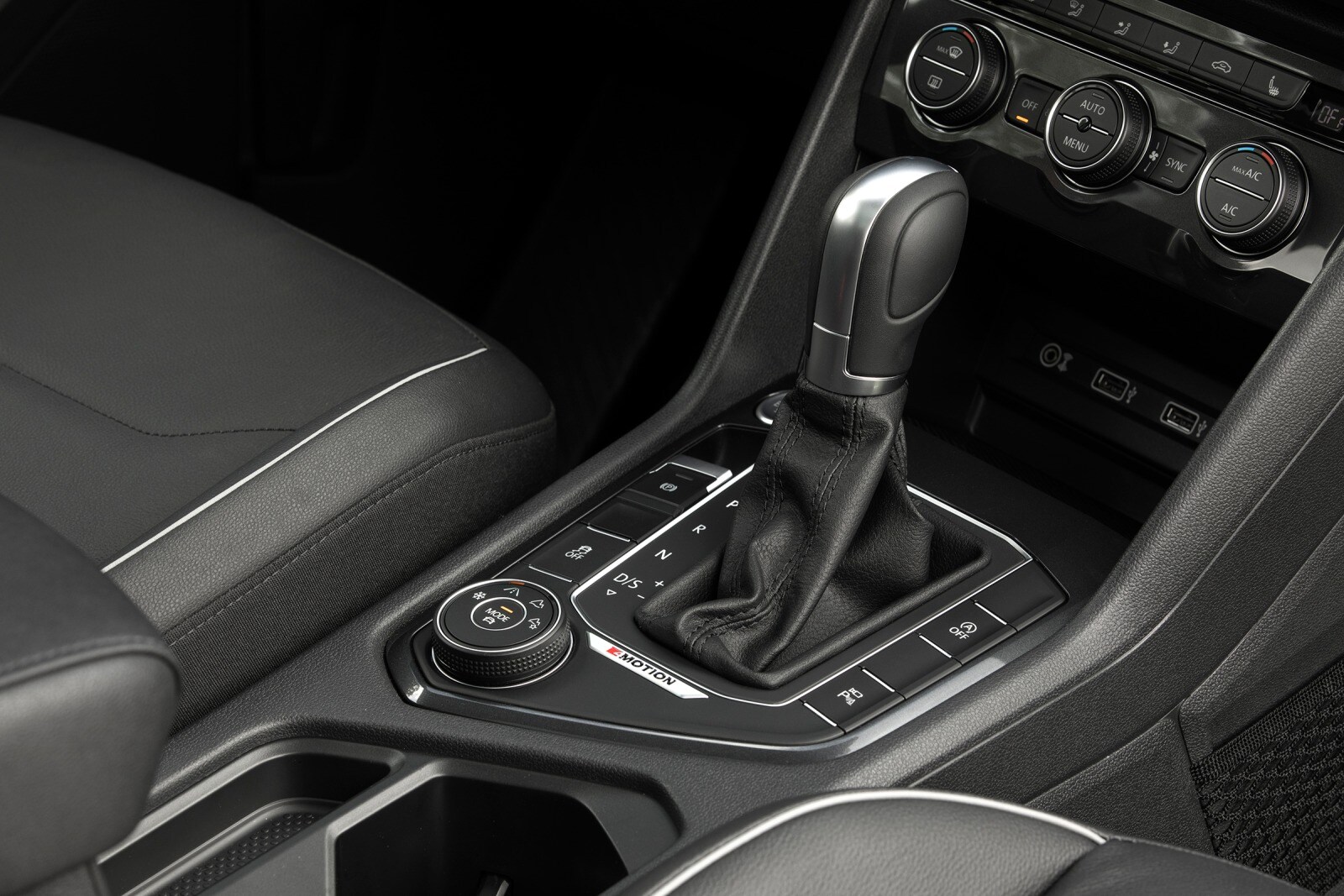 2018 Volkswagen Tiguan interior SHF