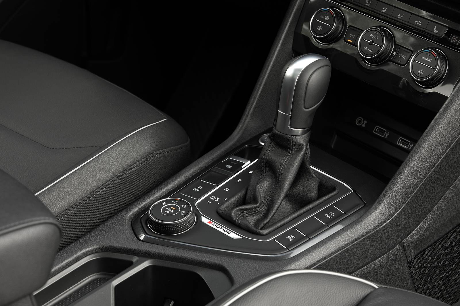 2019 Volkswagen Tiguan interior SHF