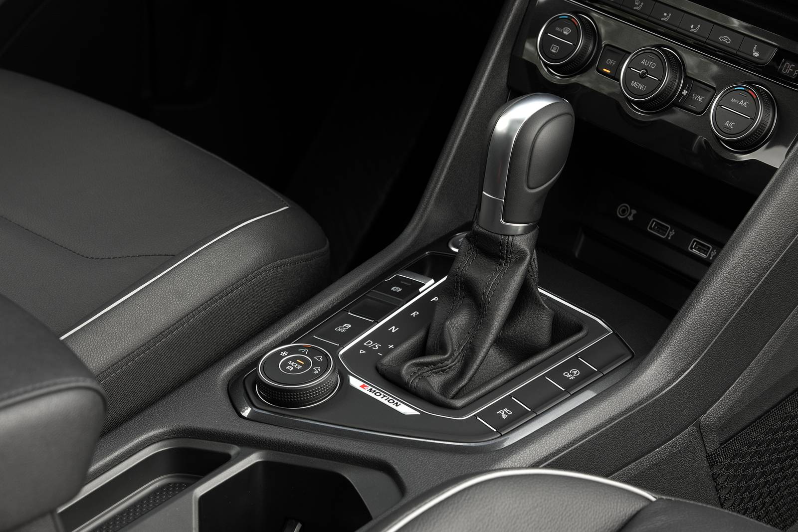 2020 Volkswagen Tiguan interior SHF