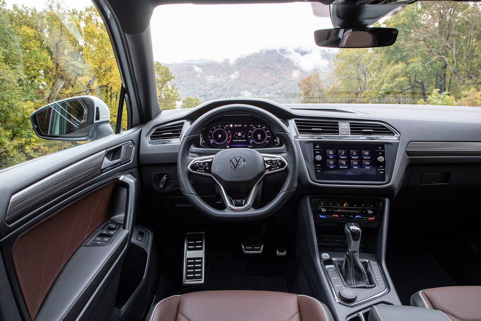 2022 Volkswagen Tiguan interior SWD