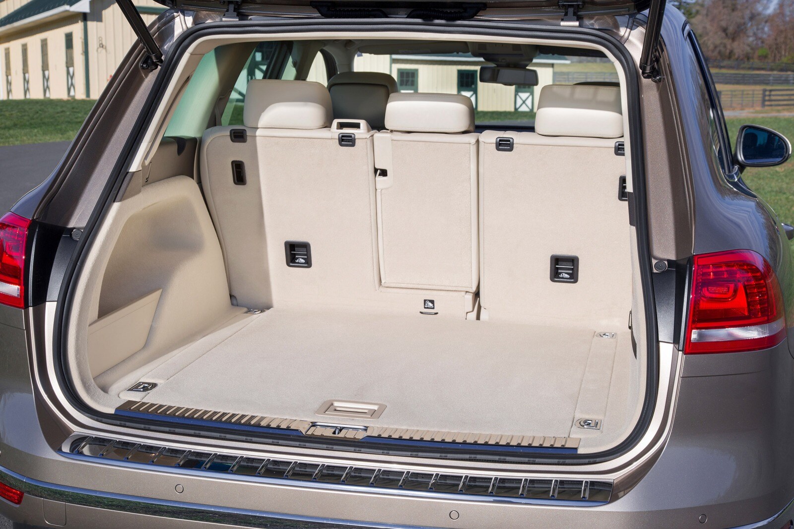 2015 Volkswagen Touareg interior CARGO