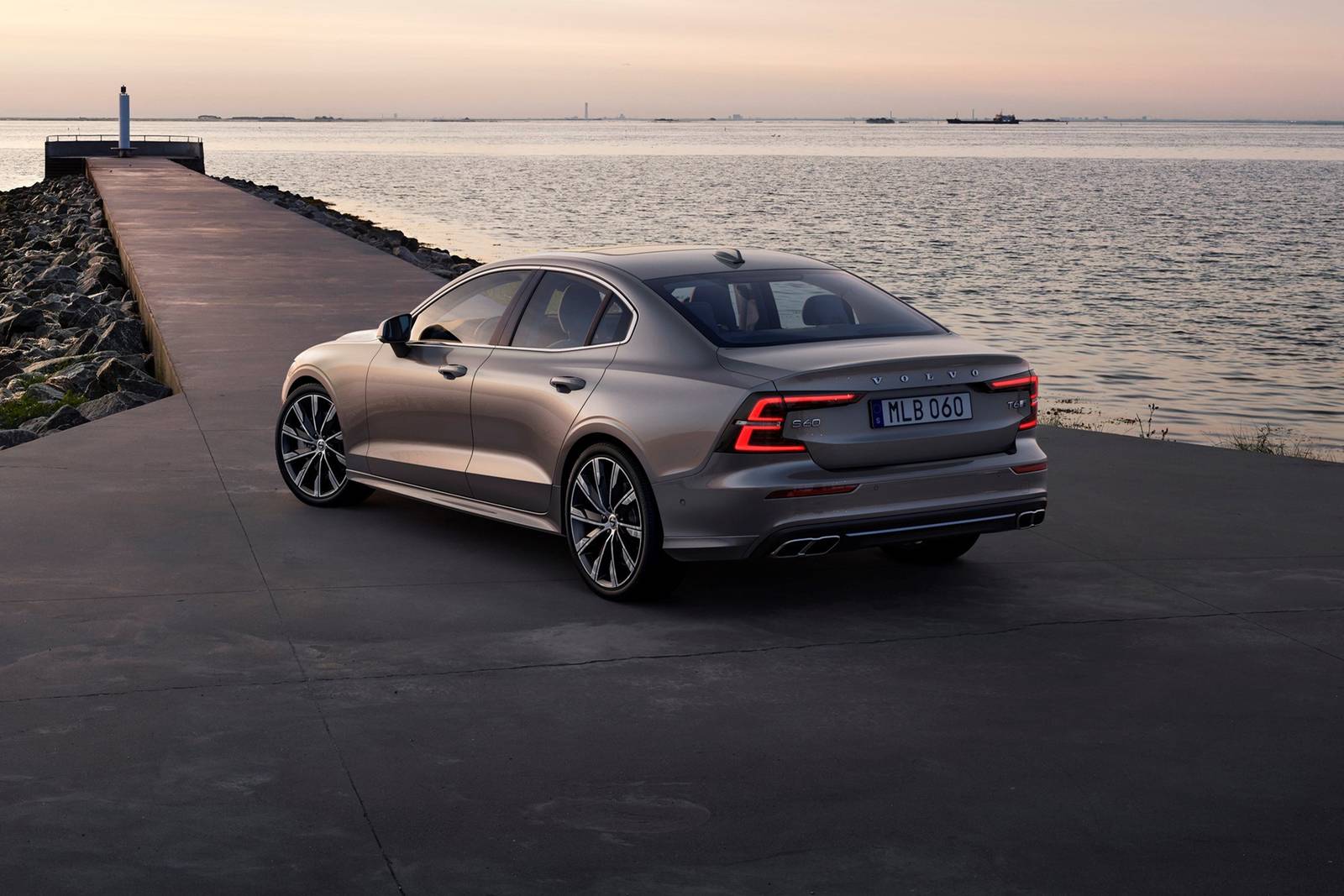2019 Volvo S60 exterior FQ