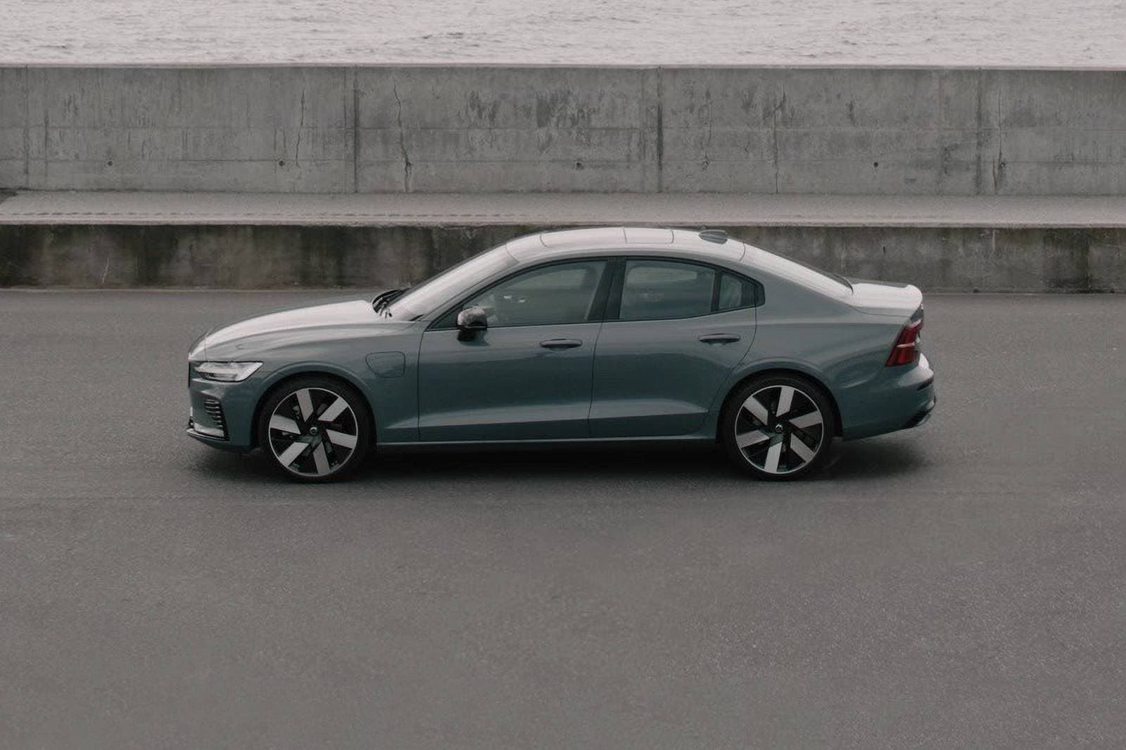 2024 Volvo S60 exterior S