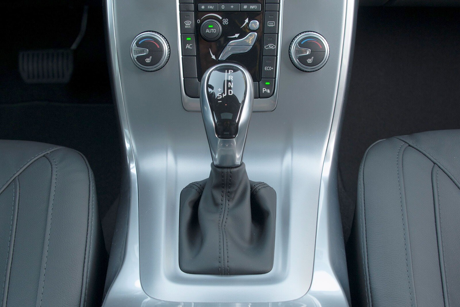 2016 Volvo S80 interior SHF