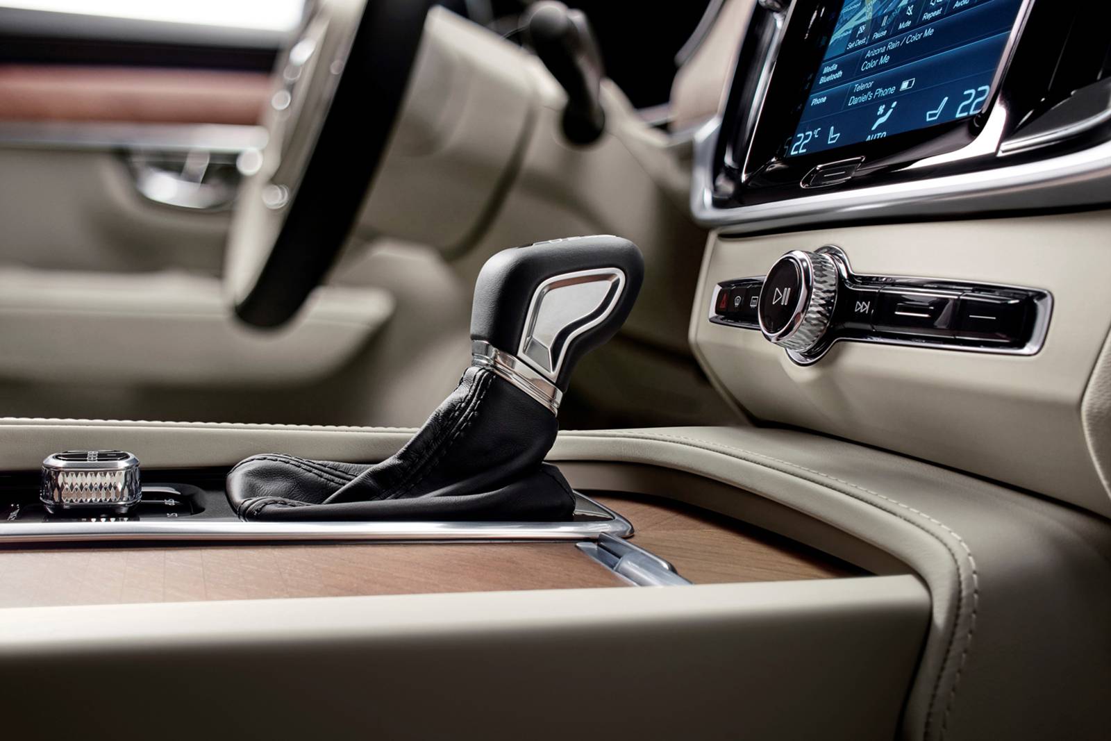 2018 Volvo S90 interior SHF