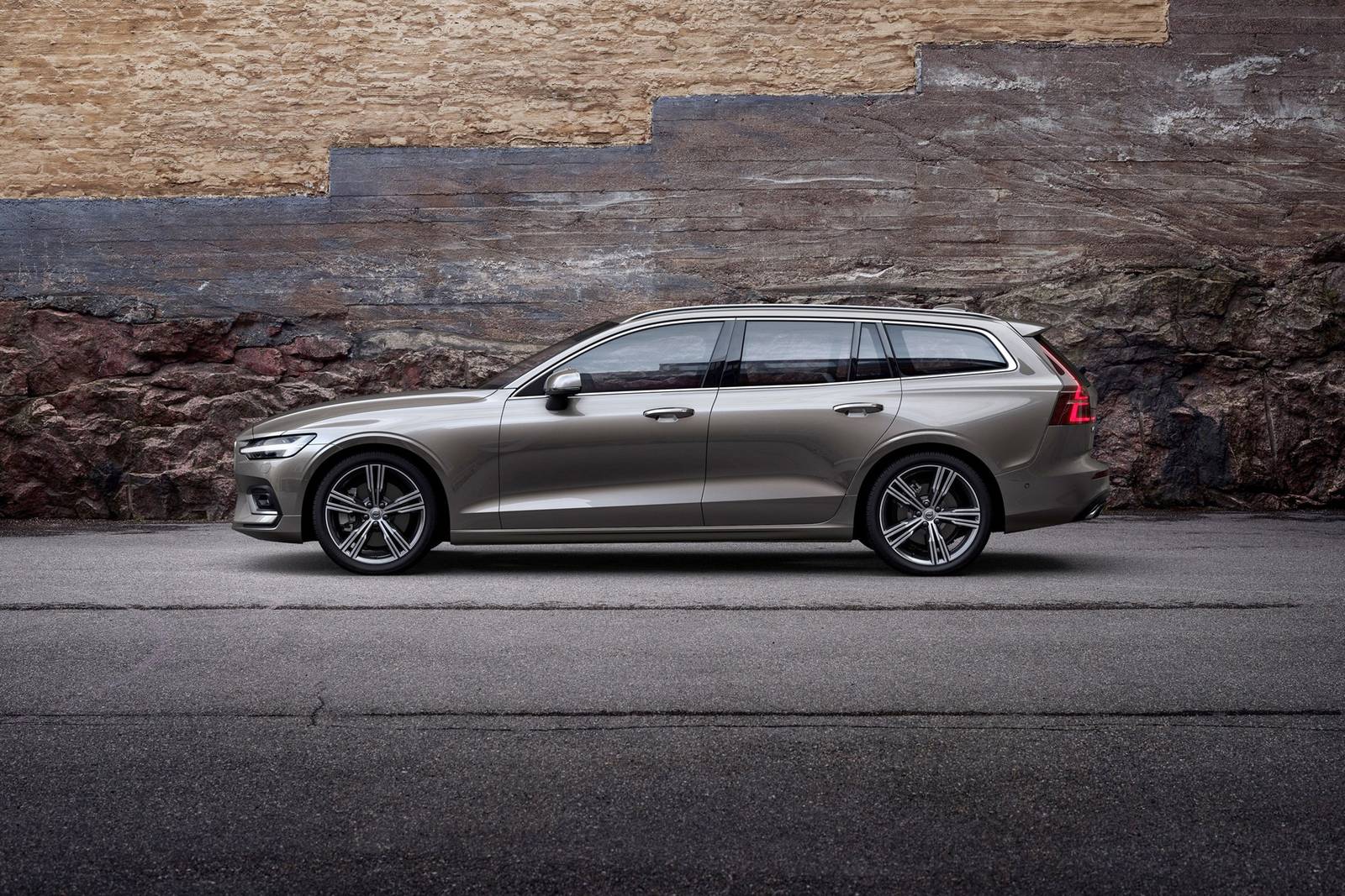 2019 Volvo V60 — OEM photo 2