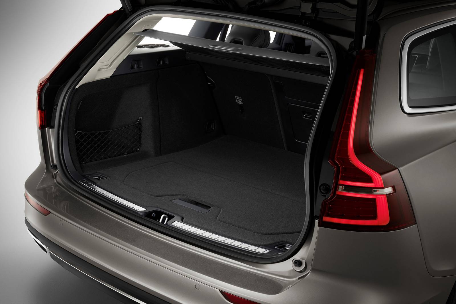 2022 Volvo V60 interior CARGO