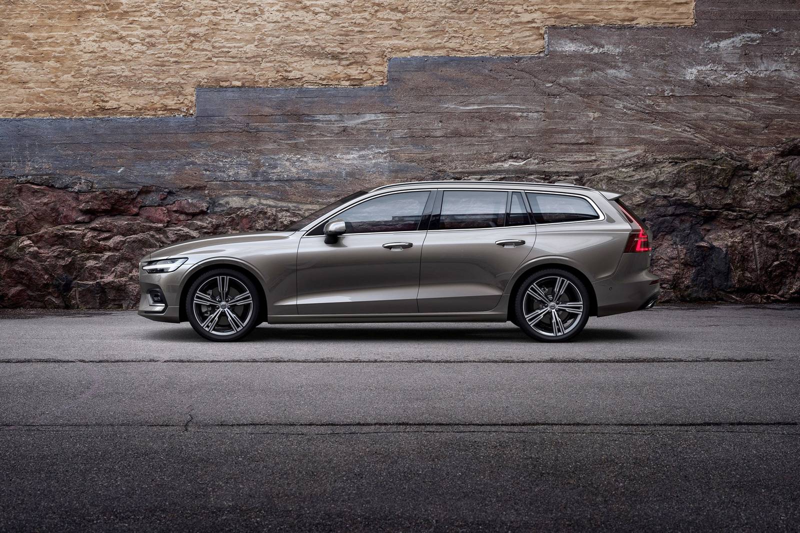 2021 Volvo V60 — OEM photo 3