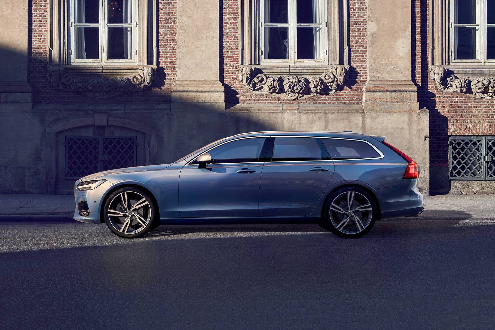 2018 Volvo V90 — OEM photo 4
