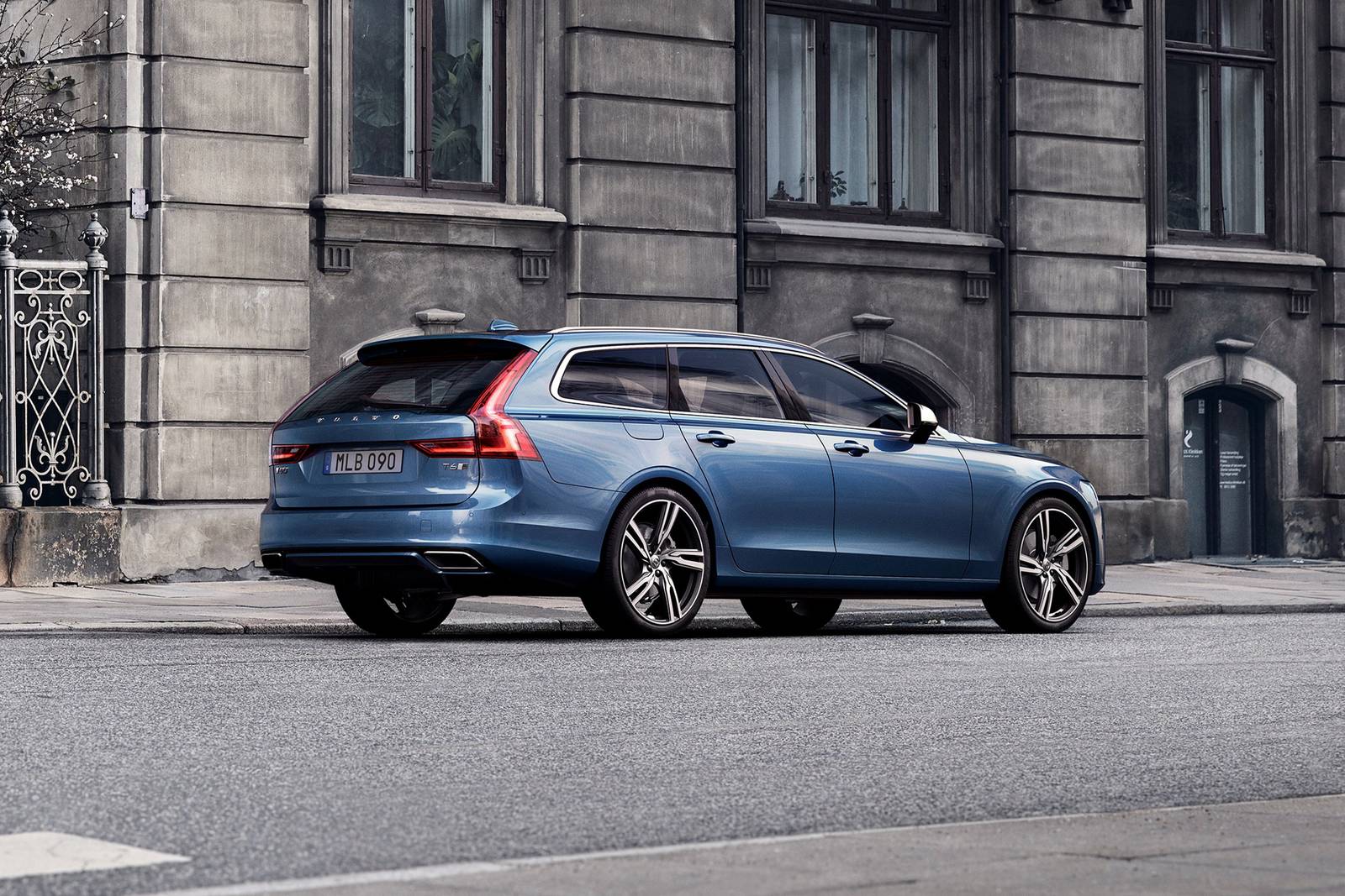2018 Volvo V90 — OEM photo 3