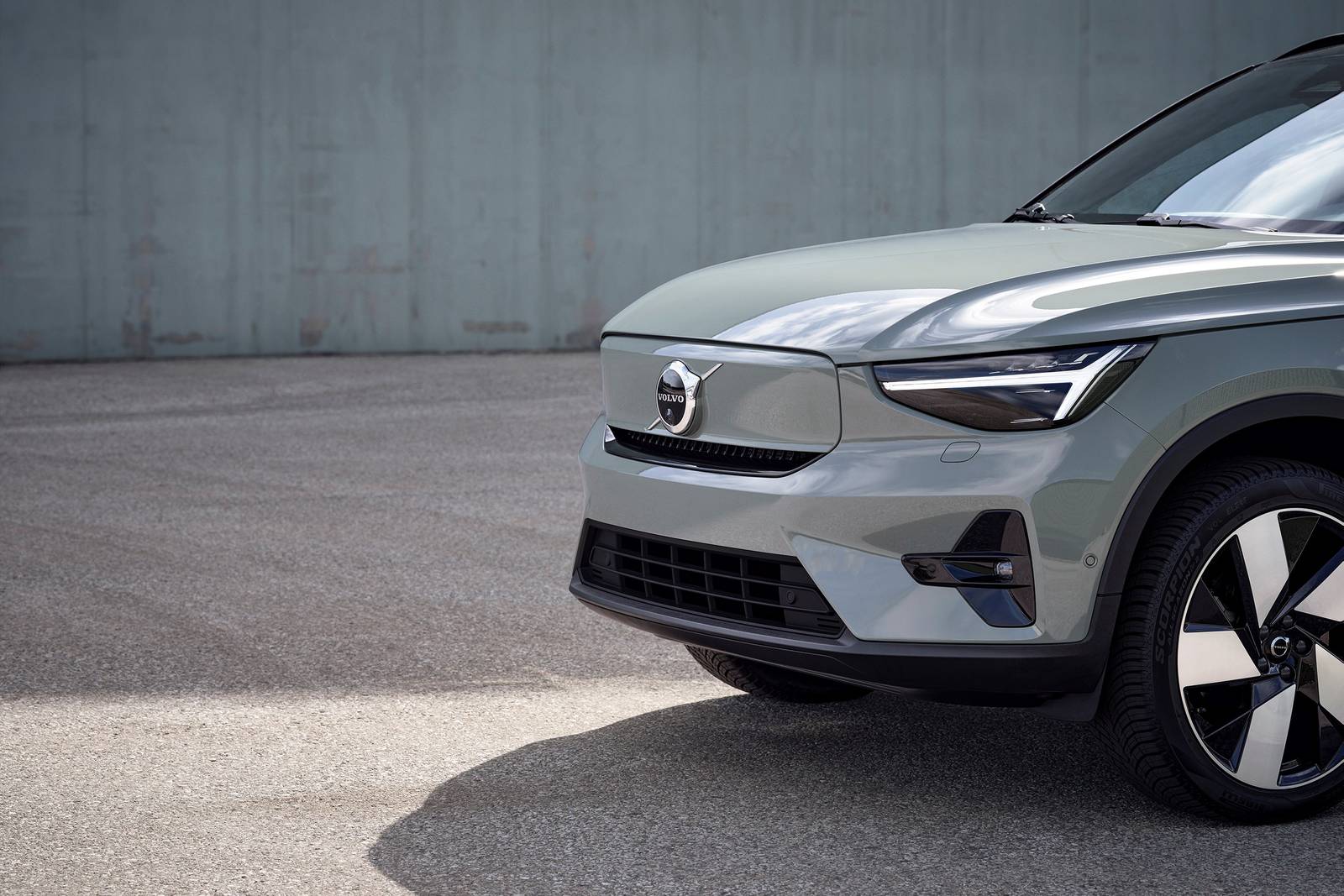 2023 Volvo XC40 front safety EDETAIL