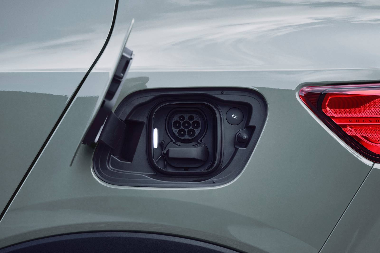 2024 Volvo XC40 front safety EDETAIL