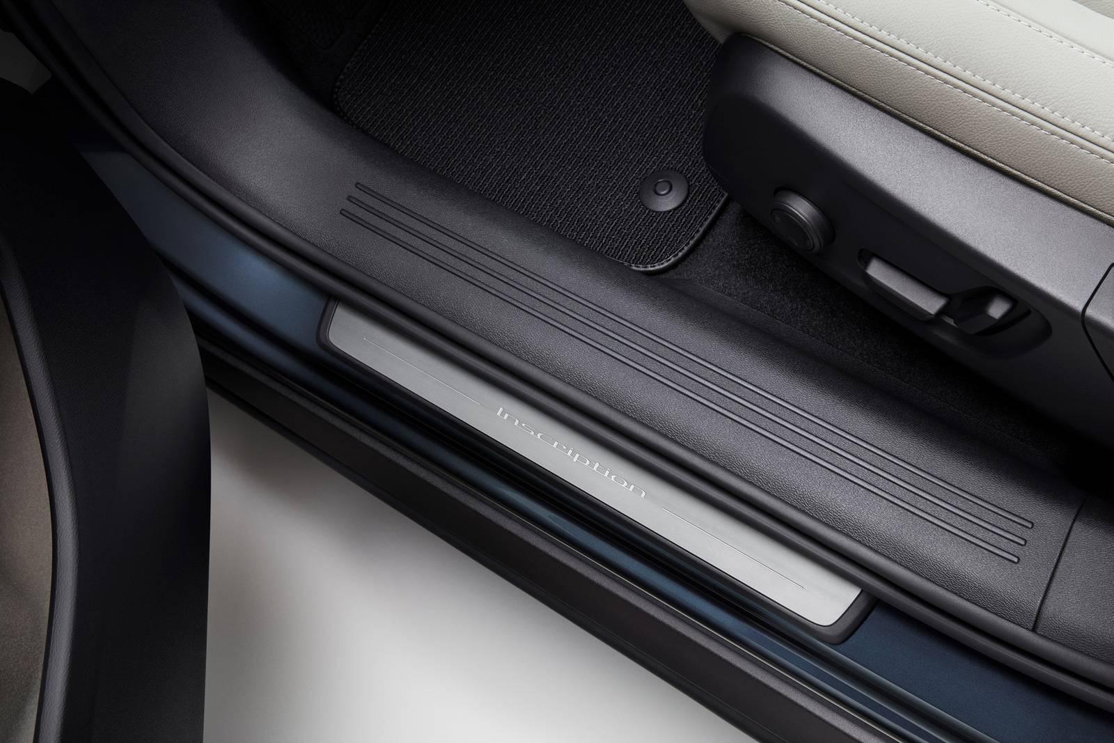 2019 Volvo XC40 front safety DETAIL