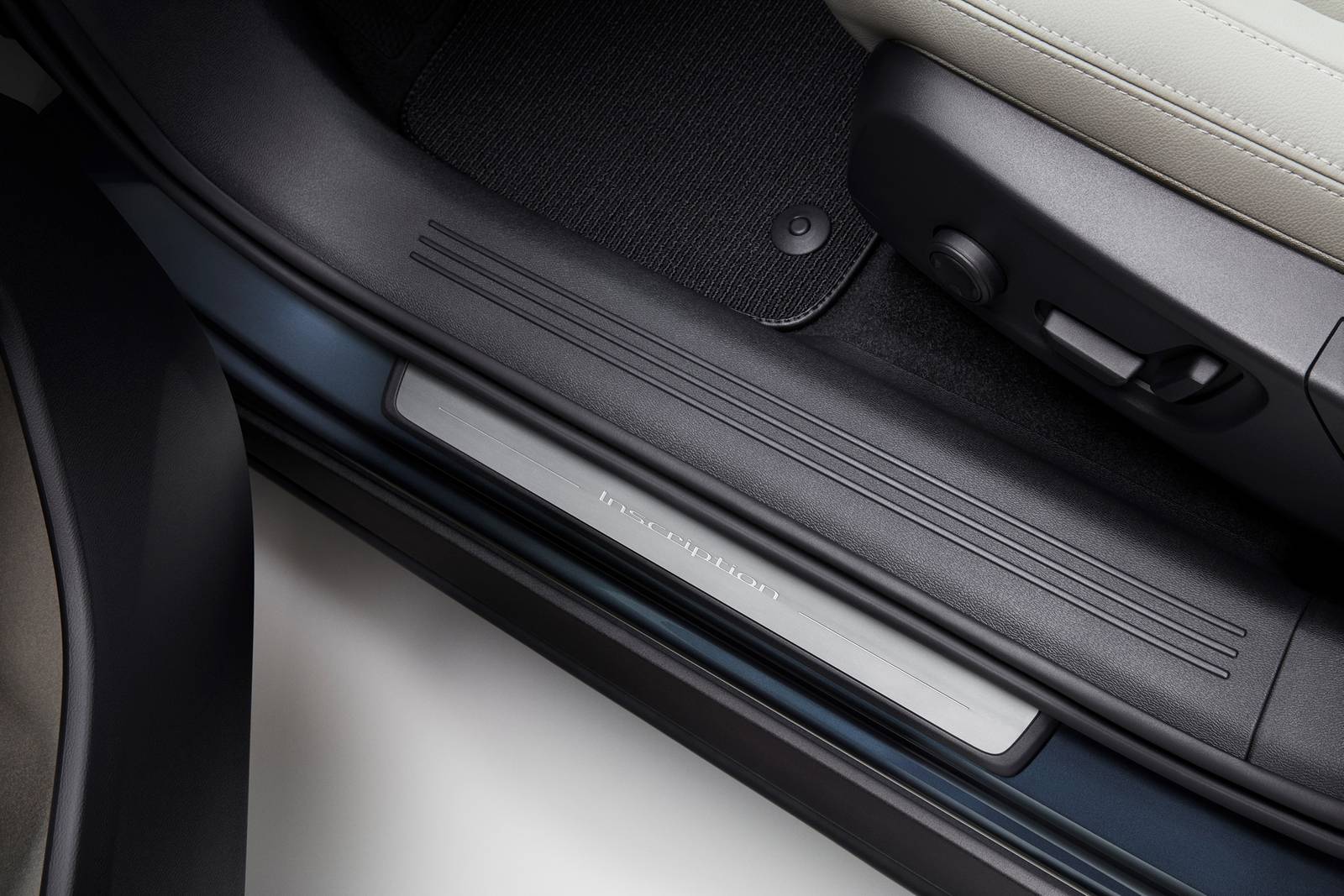 2021 Volvo XC40 front safety DETAIL