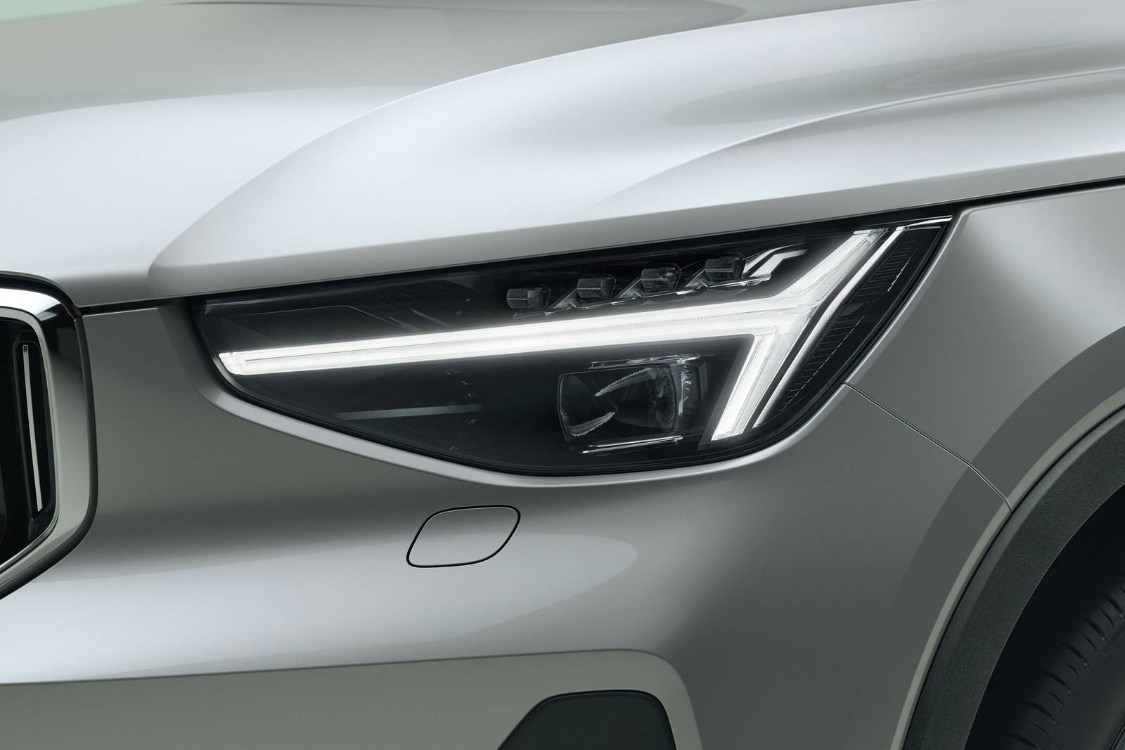 2024 Volvo XC40 front safety EDETAIL