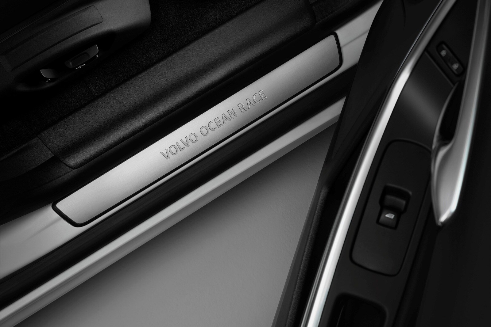 2016 Volvo XC60 front safety DETAIL