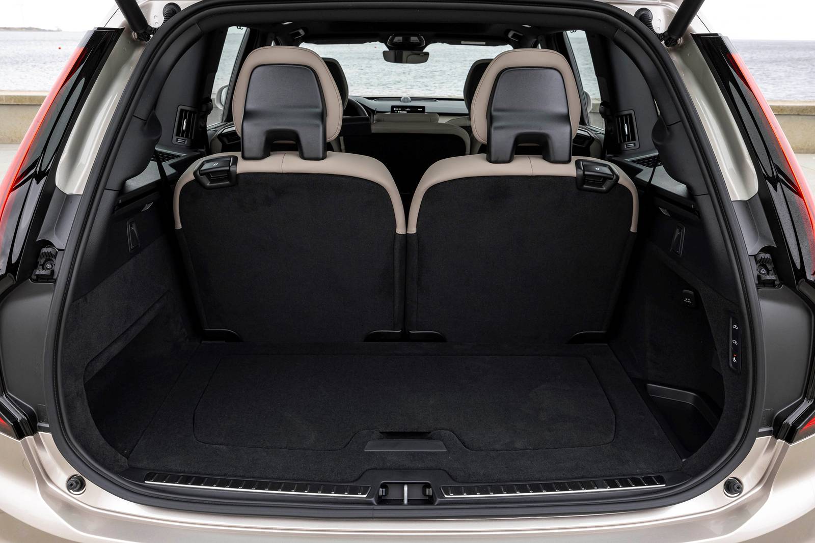 2025 Volvo XC90 interior CARGO